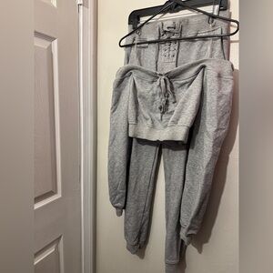 Grey lace up joggers and crop top set #gymwear
Size small
Never worn
